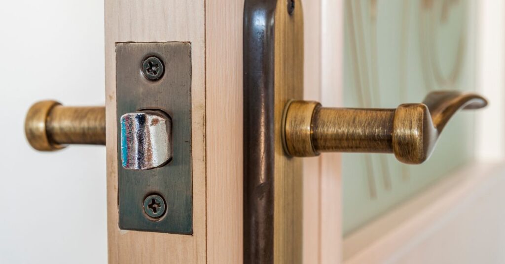 Detail van een deur met messing deurklink en insteekslot – Slotenmaker Osdorp