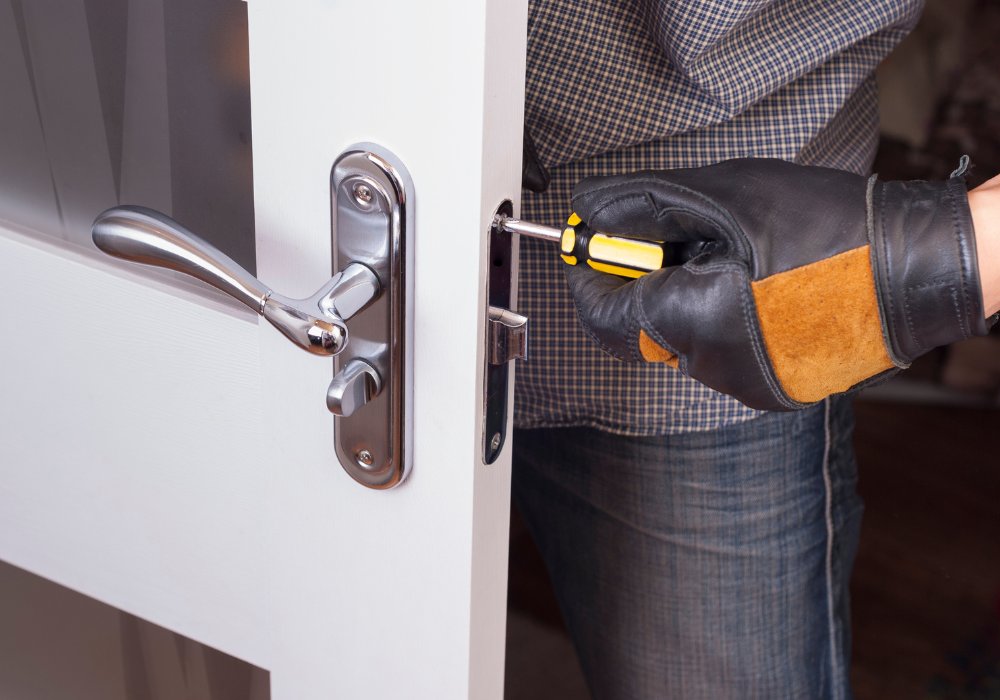Slotenmaker opent binnendeur zonder sleutel met schroevendraaier