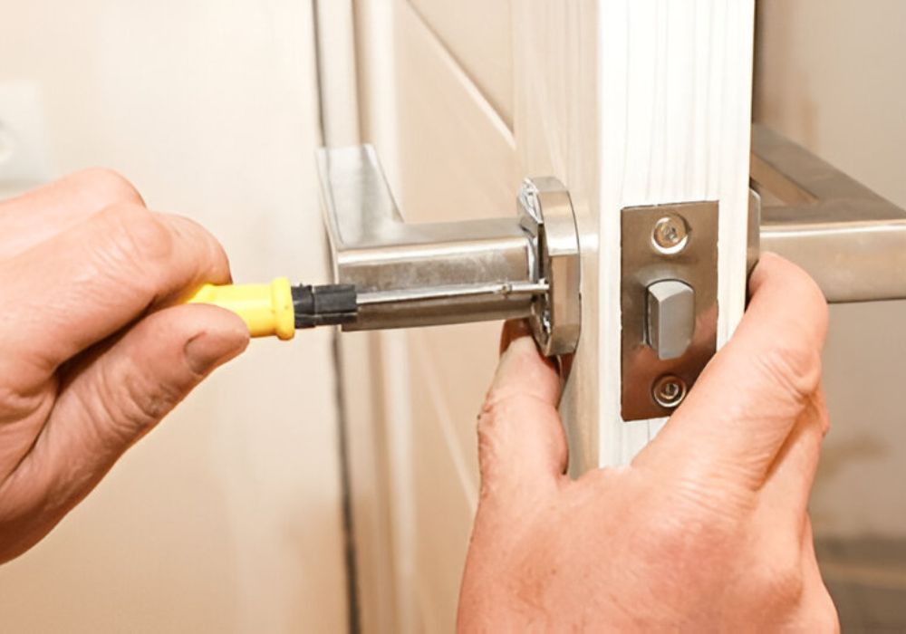 Slotenmaker monteert binnendeurkruk