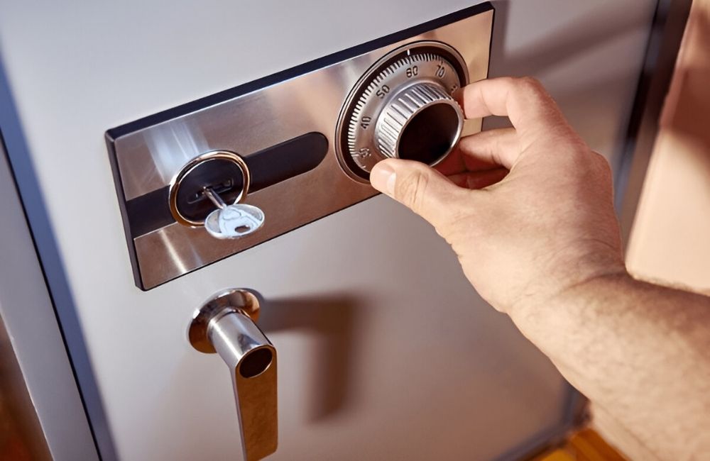Hand draait aan kluisschijf met sleutel