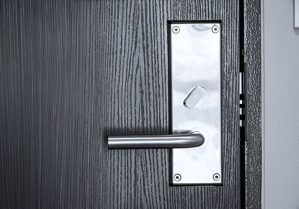 Deurbeslag met cilinderslot op zwarte voordeur