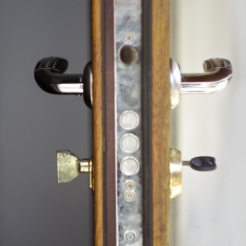 Houten deur met driepuntsslot en sleutel.