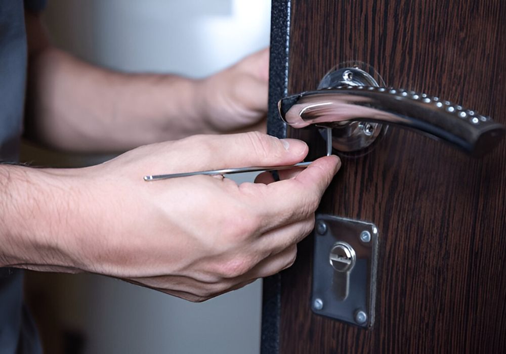 Slotenmaker opent cilinderslot met lockpick