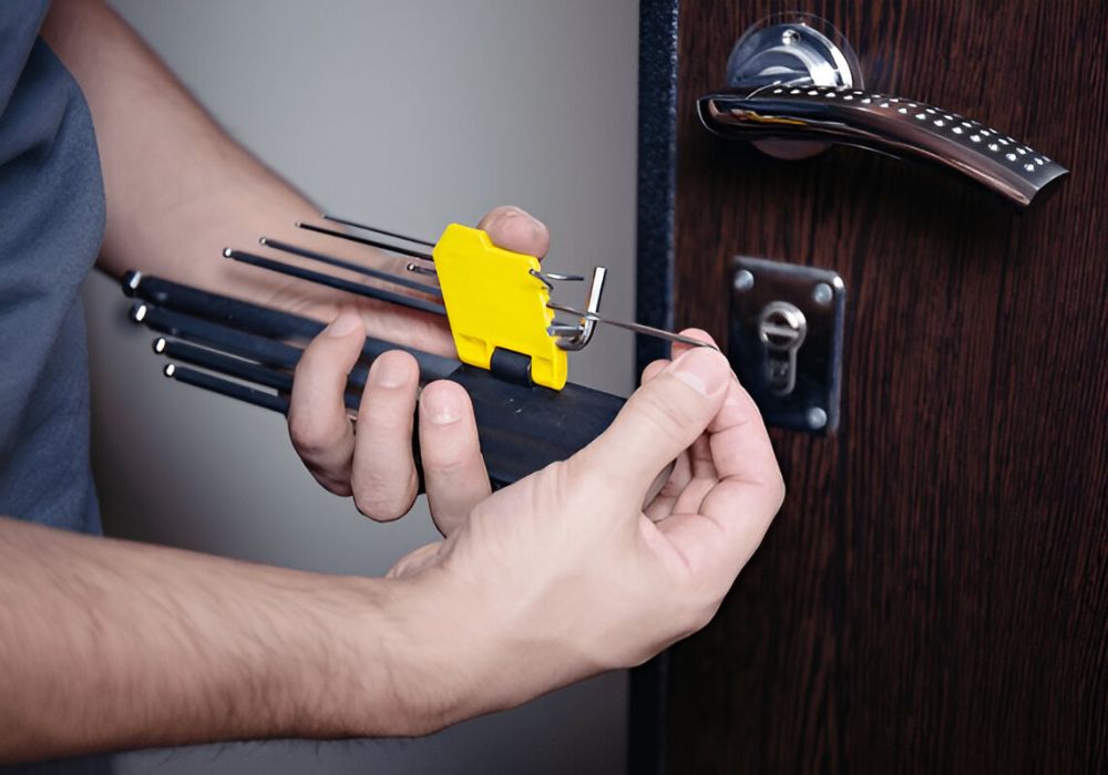 Slotenmaker gebruikt lockpickset voor cilinderslot