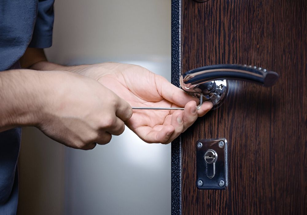 Slotenmaker gebruikt lockpick voor cilinderslot