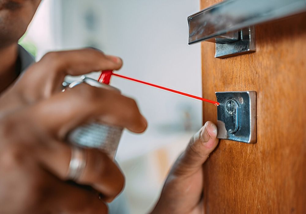 Slotenmaker spuit slotenspray in cilinderslot