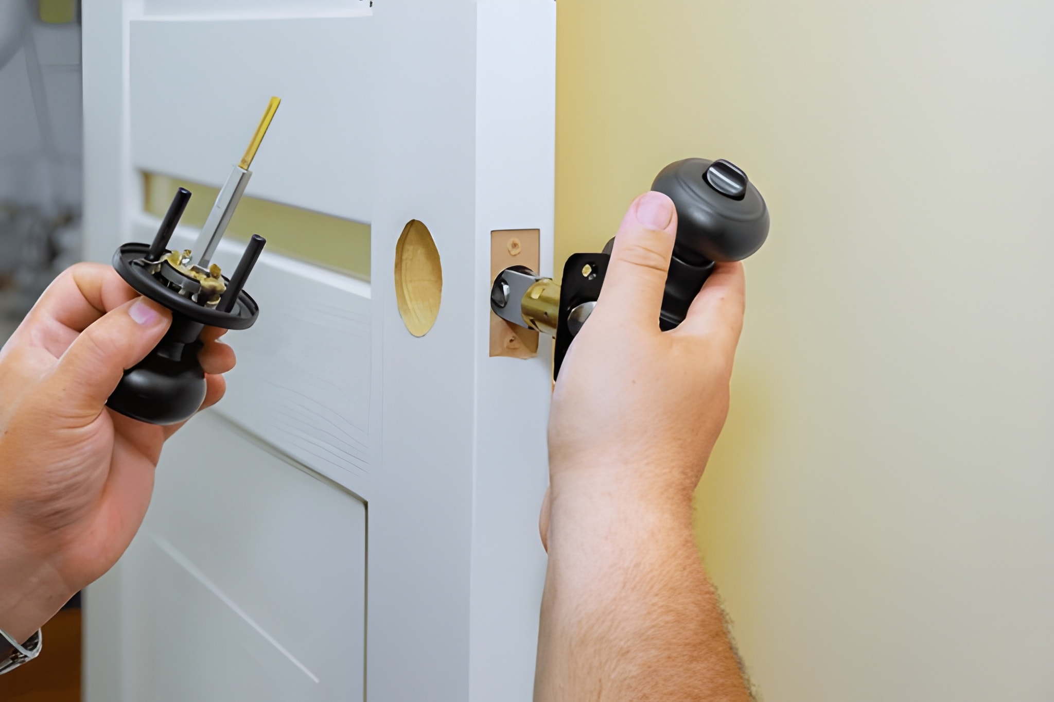 Slotenmaker vervangt deurgreep