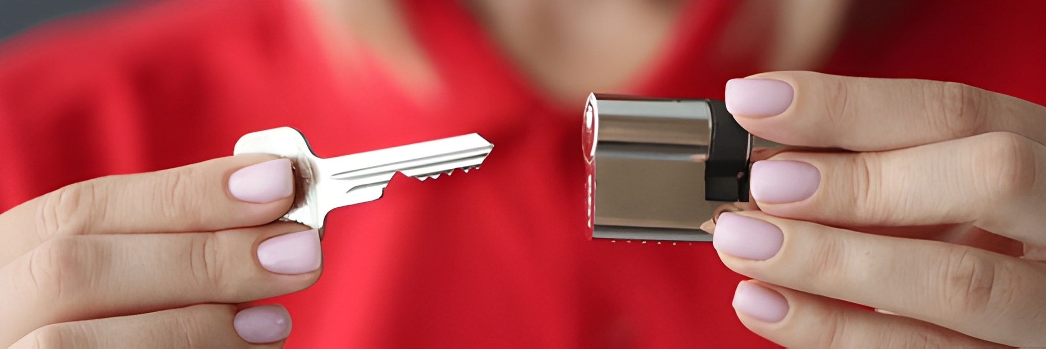 Sleutel en cilinderslot vastgehouden door vrouw