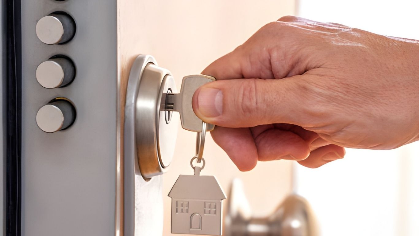 Hand draait sleutel in modern deurslot