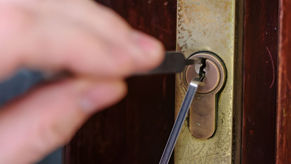 Slotenmaker opent slot met lockpick