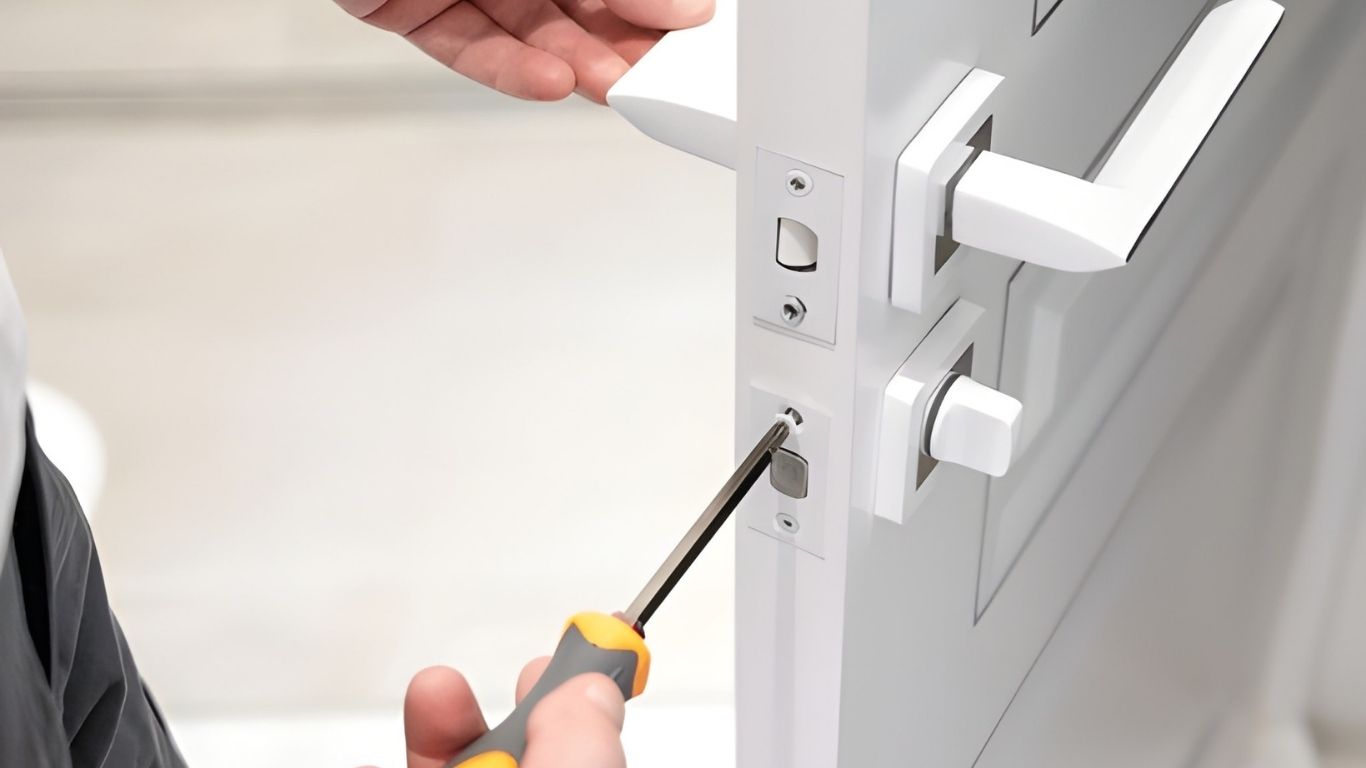 Slotenmaker repareert modern deurslot