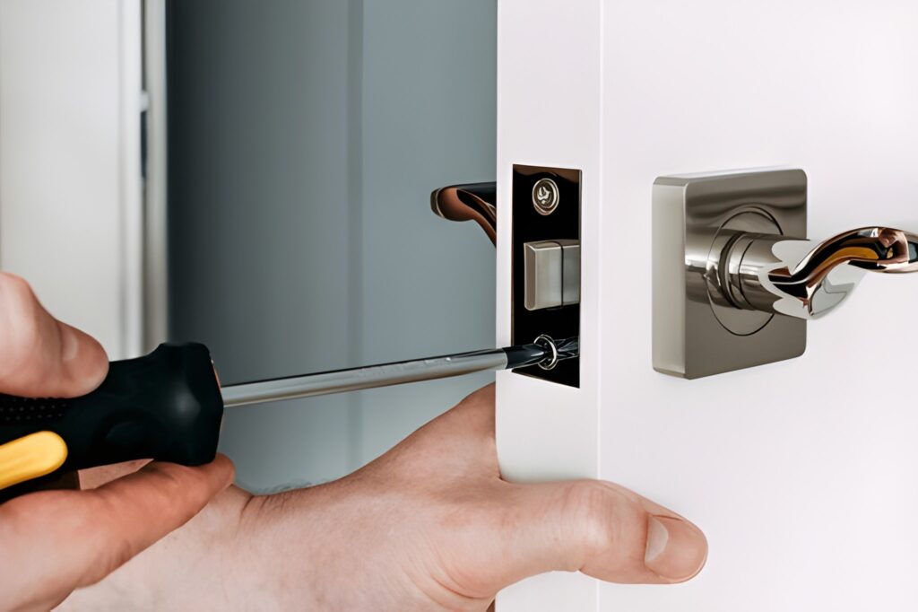 Slotenmaker schroeft deurslot vast